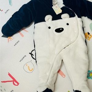 Baby bear fleece snowsuit (size 6-9 months). Brand new